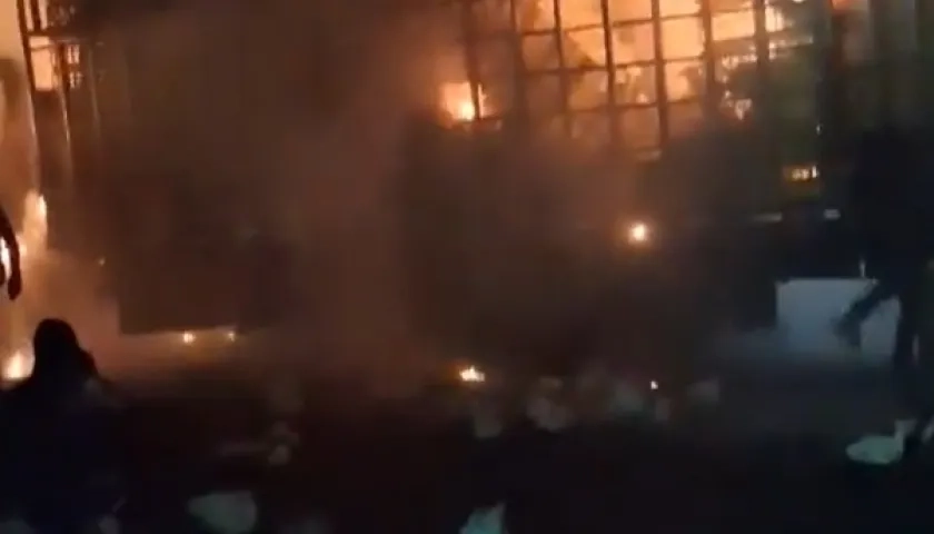 Camión avícola incinerado.