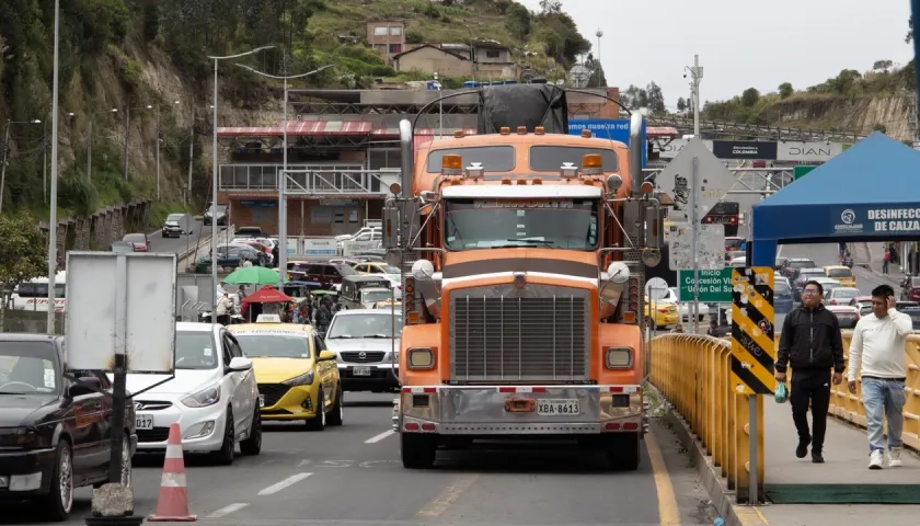 Camiones en el puente internacional de Rumichaca.