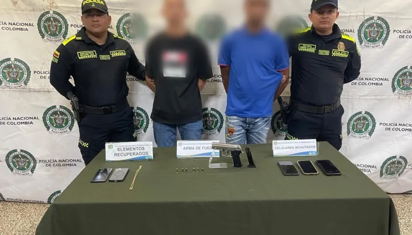 Los dos capturados por la Policía. 