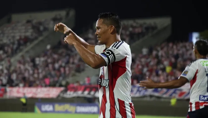 Carlos Bacca anotó y asistió en el juego.