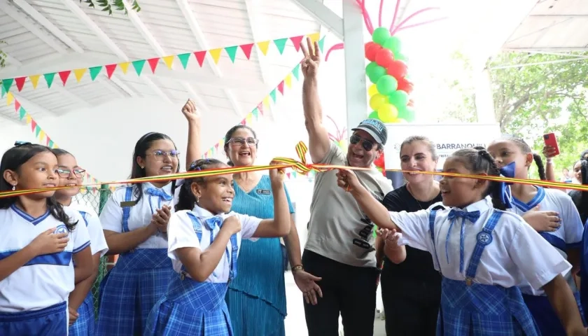 Alcalde Alejandro Char junto a estudiantes y la secretaria de Educación, Paola Amar, en la entrega de la cocina-comedor. 