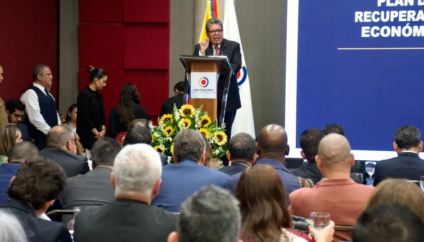 La Contraloría General de la República, Carlos Hernán Rodríguez.