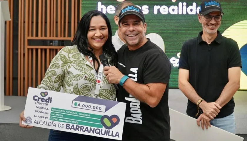 El Alcalde Alex Char con una beneficiaria.