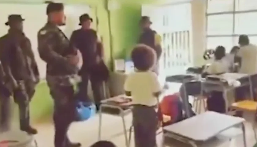 Integrantes de una disidencias de las FARC en un colegio de Nariño. 
