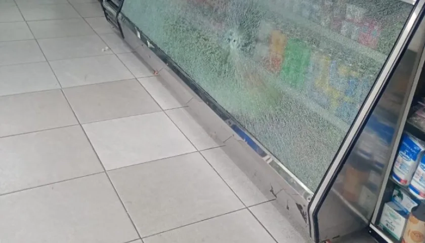 Vitrina afectada tras los disparos realizados por los delincuentes. 