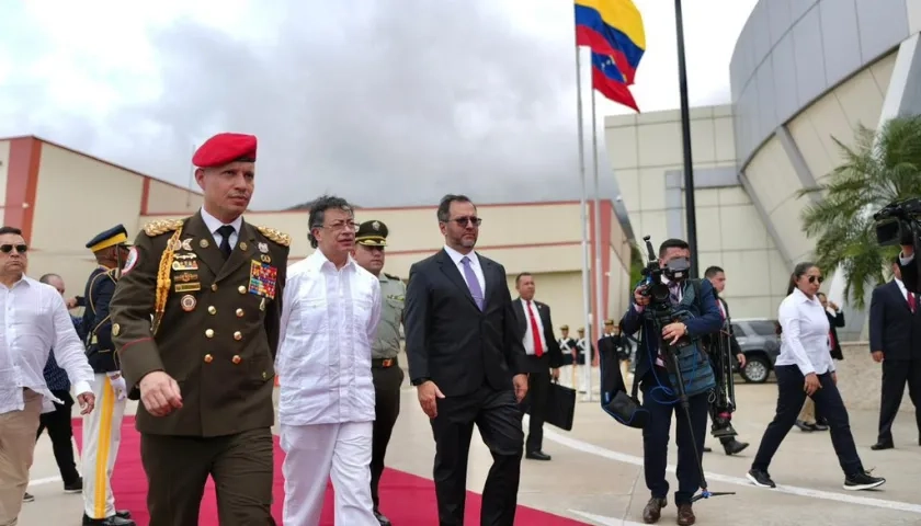 El Presidente Gustavo Petro con el canciller venezolano Yván Gil.