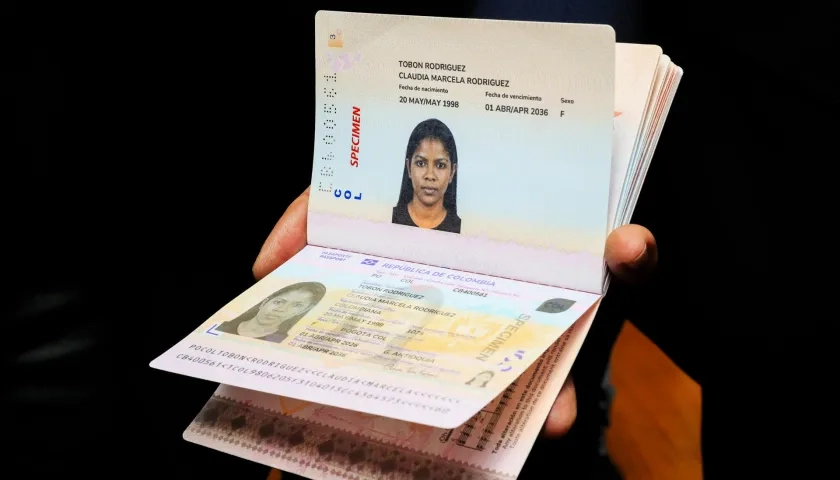 El nuevo pasaporte de Colombia presentado en una rueda de prensa este miércoles, en Bogotá.