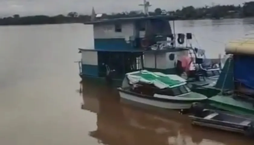 Embarcación colombiana atacada por la marina peruana