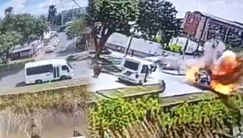 Momento en el que el bus llega y explota.