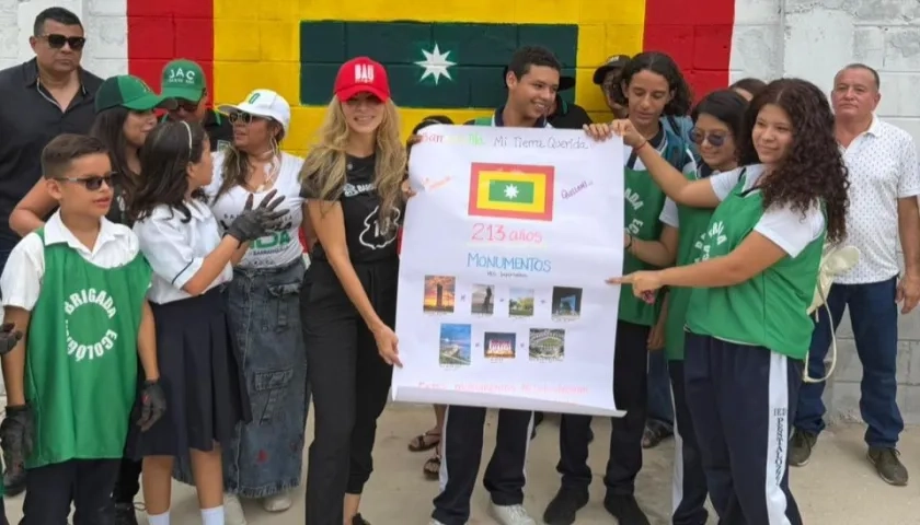 La Gerente de Ciudad, Ana María Aljure, junto a los voluntarios del programa.