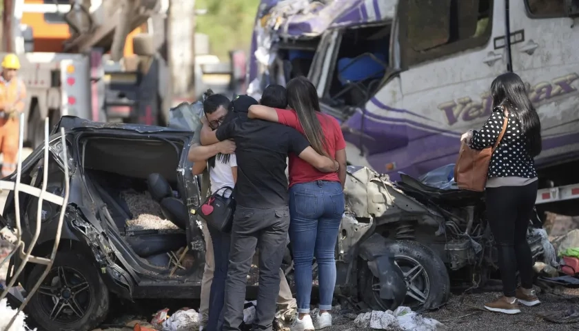 Una familia se abraza entre sí en medio de los restos que dejó el atentado terrorista. 