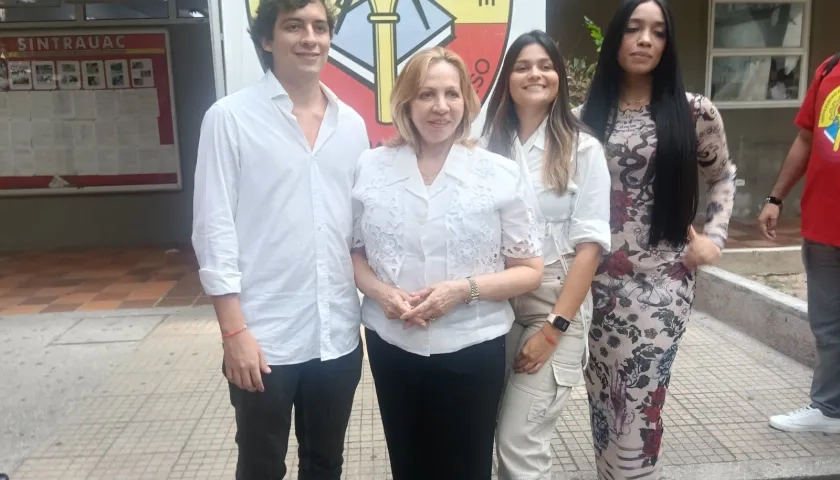 Silvia Gette junto a sus dos hijos y la abogada Bianith Bohórquez.