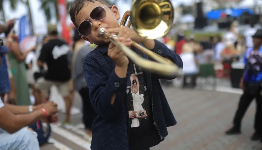 Martin Fernández Arboleda toca el trombón durante un tributo al fallecido músico Willie Colón.