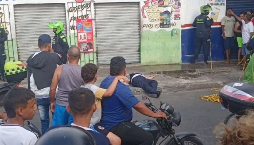 El hombre quedó muerto en la parte externa del local comercial. 