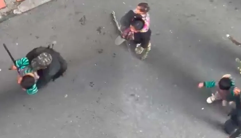 Imágenes de los niños como escudos en la protesta.