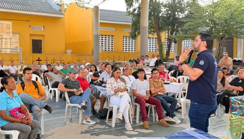 Andrés Rengifo, jefe de la Oficina de Participación Ciudadana, junto a las comunidades. 