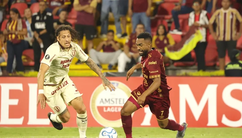 Jersson González disputa el balón con un rival del equipo peruano.
