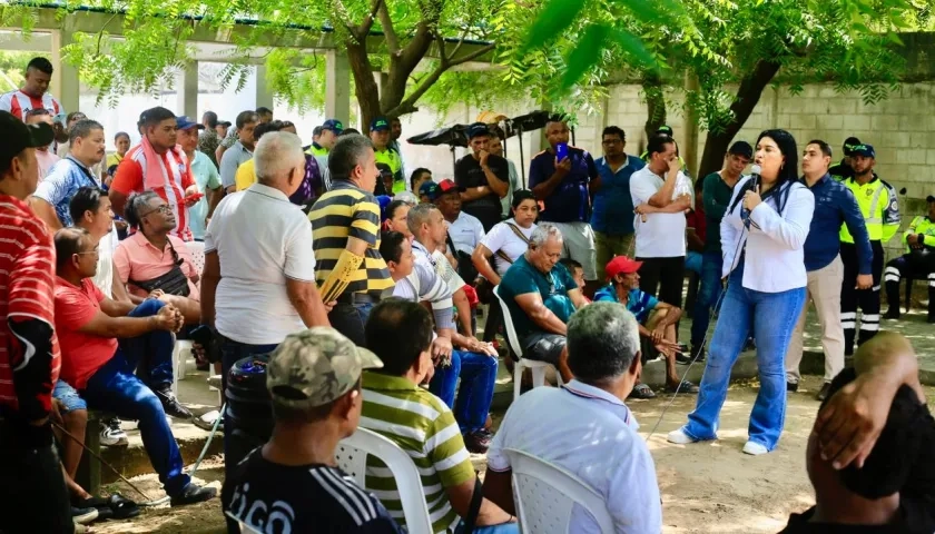 La Alcaldesa de Malambo con motocarristas
