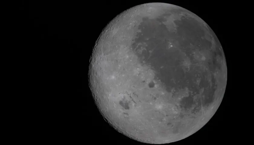 La cara visible de la luna al costado derecho y la cara oculta del lado izquierdo.