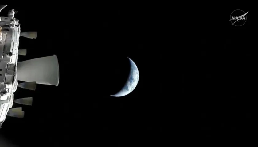 La nave Orion de la misión Artemis II en su trayectoria de alejamiento de la Tierra.