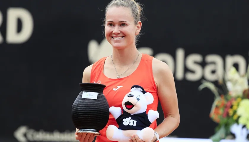 La tenista checa Marie Bouzková, con el trofeo de campeona del WTA de Bogotá.