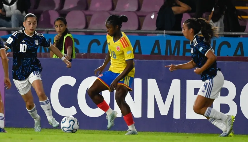Linda Caicedo ante las futbolistas argentinas.