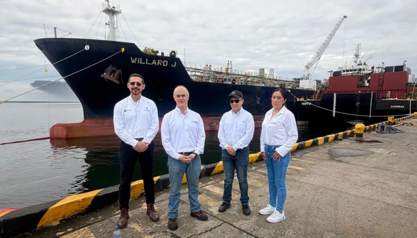 Llegada de diésel refinado en Cartagena.
