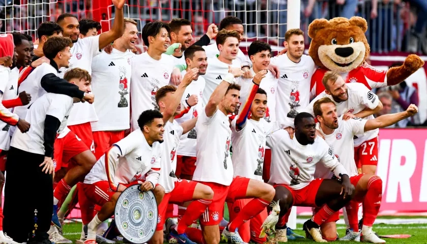 Los jugadores del Bayern celebran la Bundesliga 