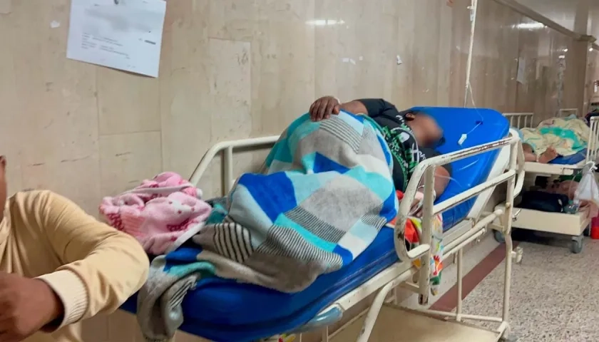 Muchos pacientes se encuentran en los pasillos de la clínica. 
