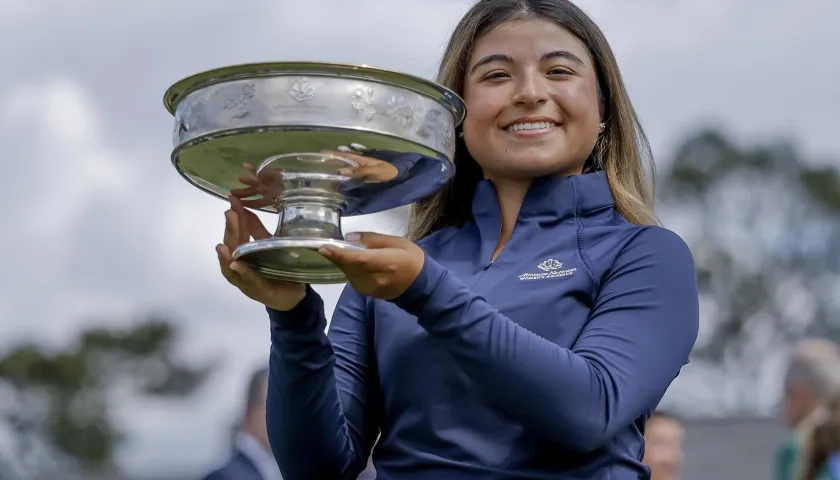 María José Marín exhibe su trofeo.