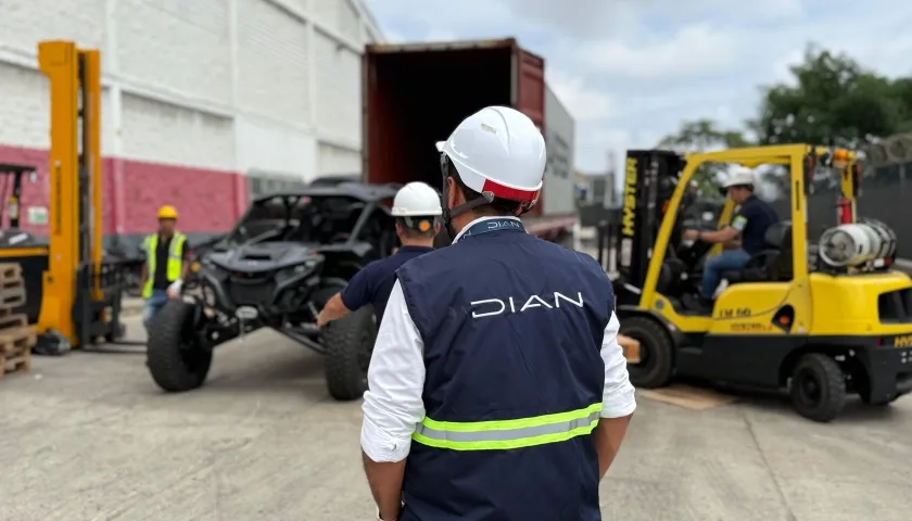 Vehículo aprehendido por la DIAN en el Puerto de Barranquilla. 