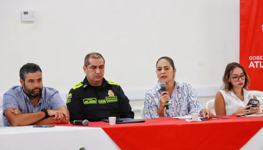 El presidente de la Asamblea, Estefano González; el coronel Eddy Sánchez, comandante de la Policía del Atlántico; Nini Cantillo, secretaria de Hacienda del Atlántico, y la diputada Isabella Pulgar. 