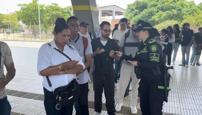 Patrulla púrpura entregando información a los ciudadanos.