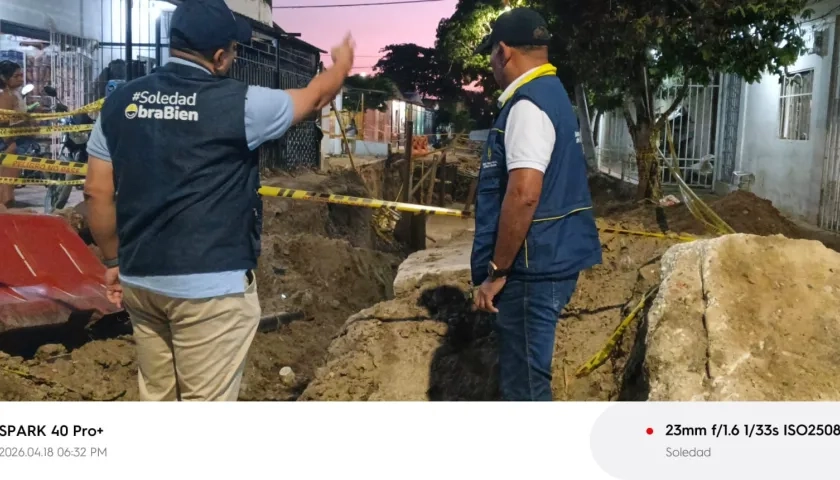 Personal de la Oficina de Gestión del Riesgo inspeccionando la zona