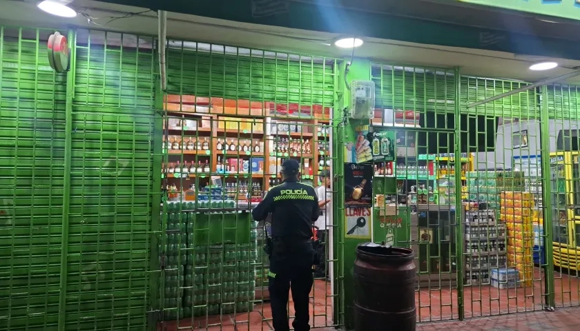 Policía en tiendas, que son algunos de los comercios más afectados.