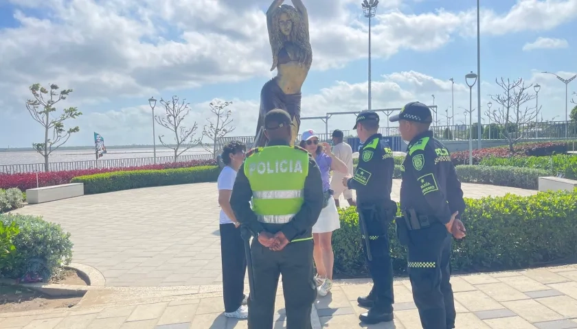 La Policía entregando recomendaciones a turistas en el Malecón del Río. 
