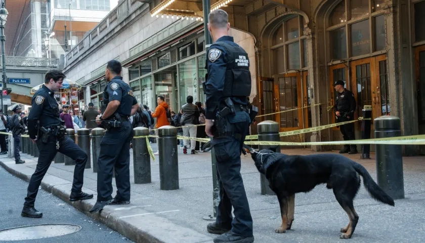 La Policía acordonó la entrada a la estación del metro donde ocurrió el hecho. 