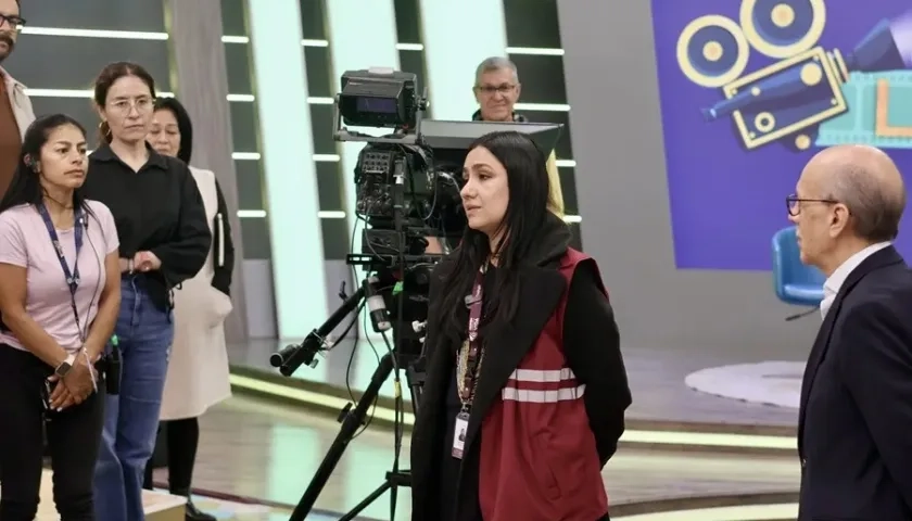 La viceministra de Relaciones Laborales, Sandra Muñoz, durante la inspección en RCN.