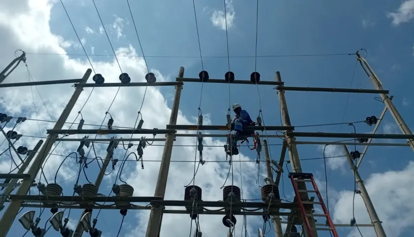 Personal de Air-e realiza trabajos en subestaciones eléctricas. 