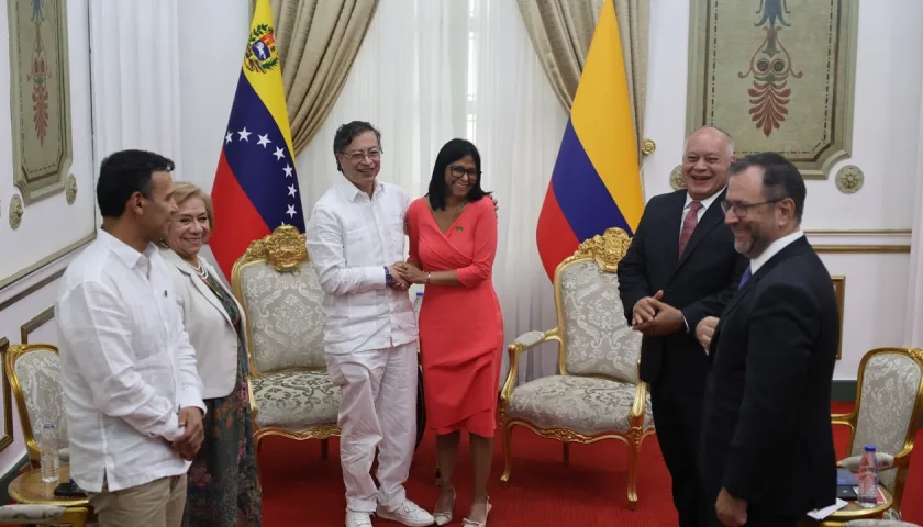Imagen de la reunión entre Petro y Delcy Rodríguez.