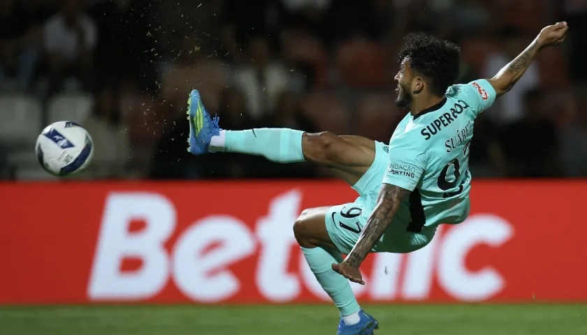 Acción de ataque del delantero samario Luis Suárez.