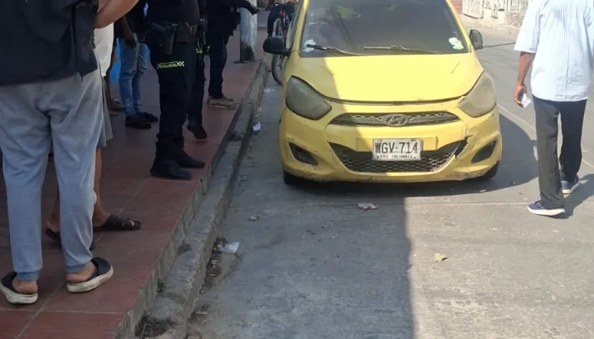 Taxi con cuerpo sin vida en Simón Bolívar
