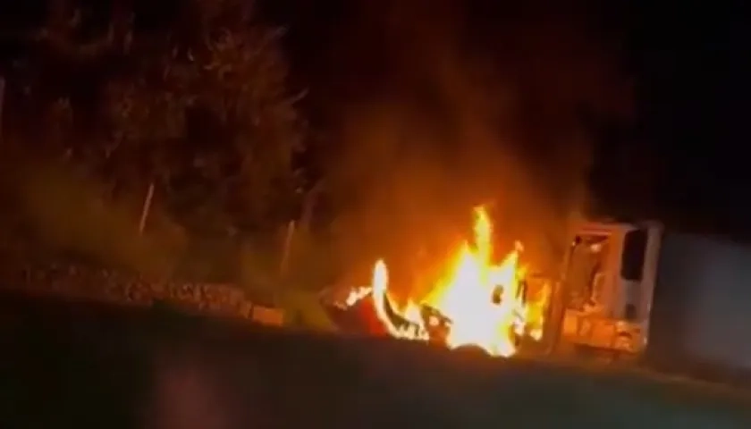Tractocamión incinerado.