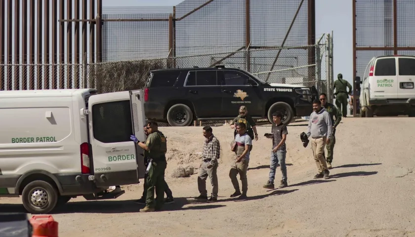 Un grupo de migrantes detenido por miembros de la Patrulla Fronteriza estadounidense, en El Paso, Texas.