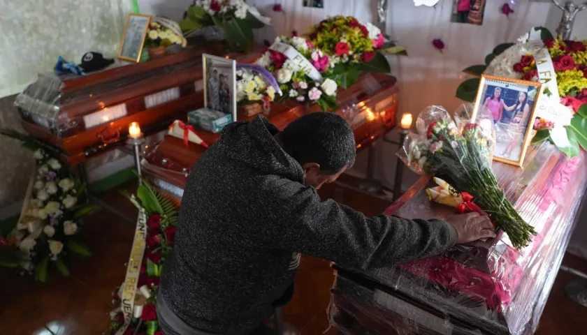 Una persona llora este martes en las honras fúnebres de las víctimas de la explosión.