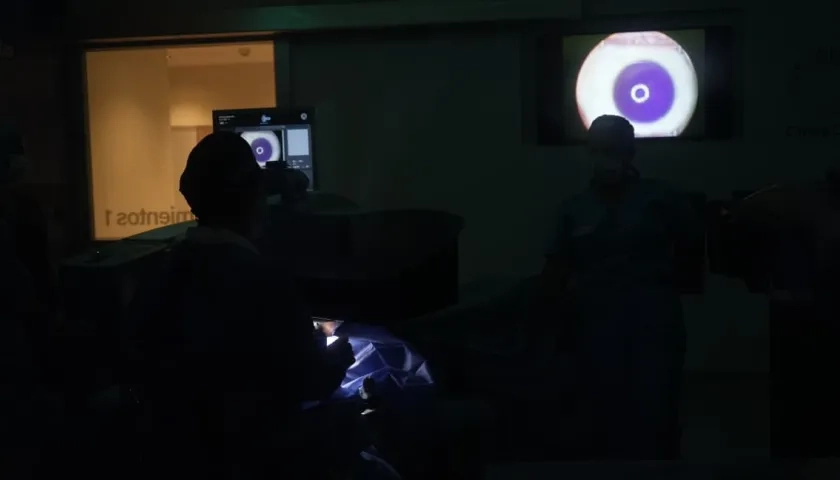 El doctor Luis Escaf durante una cirugía refractiva en el nuevo centro especializado de VIU Clínica Oftalmológica Internacional.