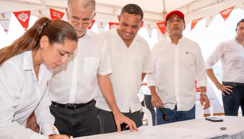 Gobernador Eduardo Verano durante la firma de inicio de obras del acueducto de Villa Rosa. 