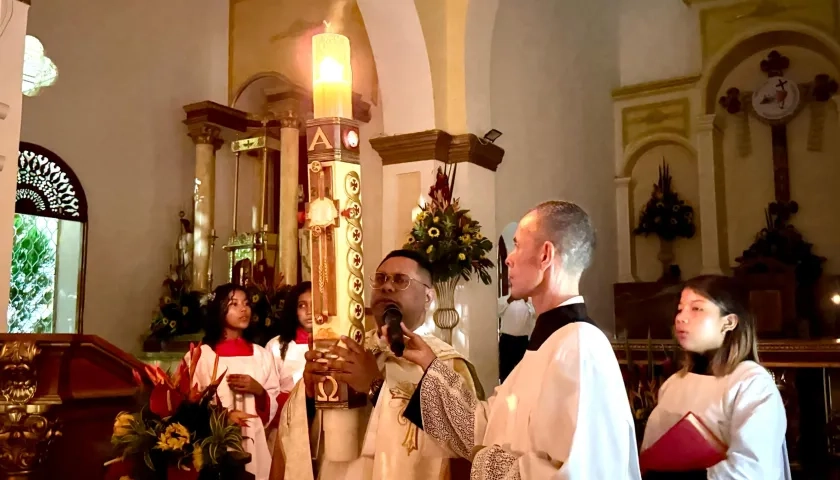 En la religión católica, el sábado santo se celebra el Cirio Pascual.