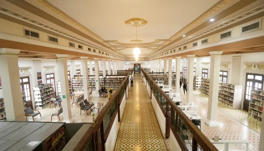 Interior Biblioteca Piloto del Caribe, en la Aduana.