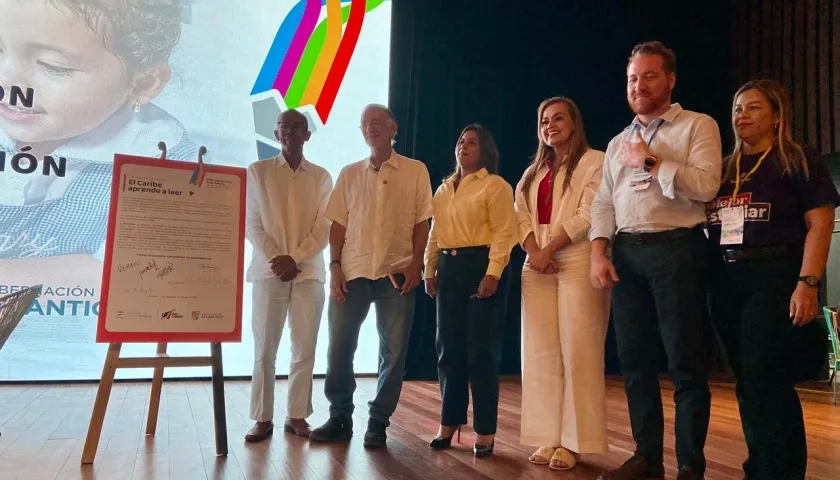 Firma compromiso por la educación
